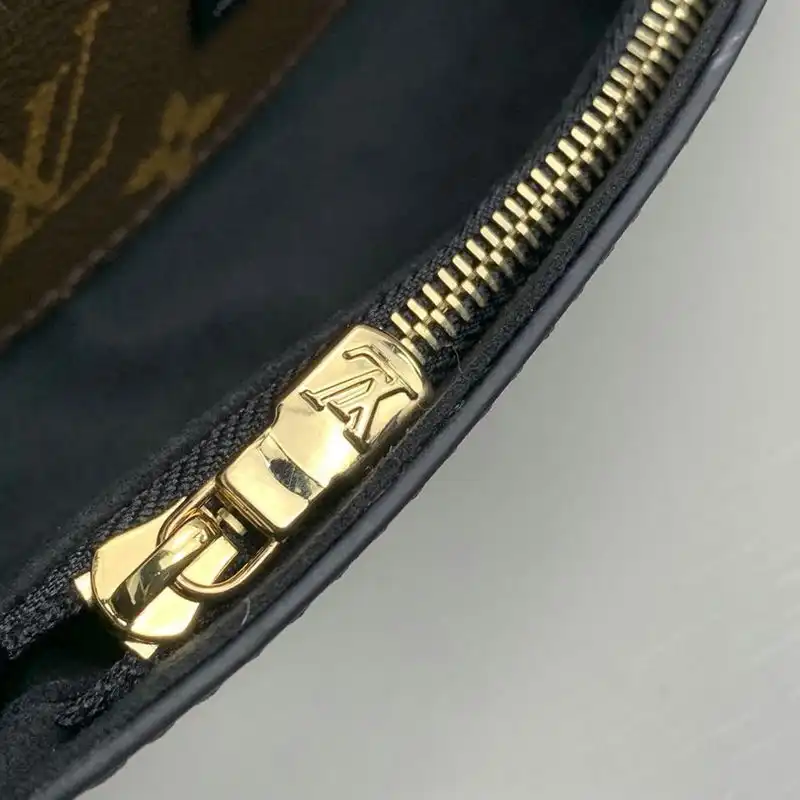 LV Bags 2010B570032