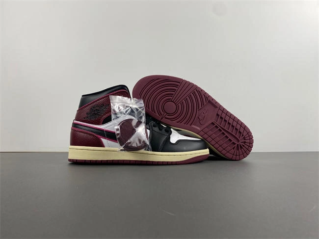 RelaxedFit AIR JORDAN 1 MID FQ7818- 3653