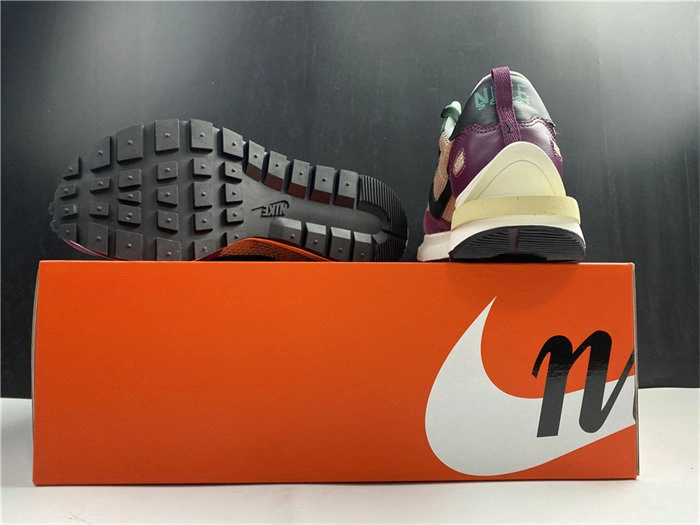 Contemporary Nike Vaporwaffle sacai Villain Red Neptune Green 5230