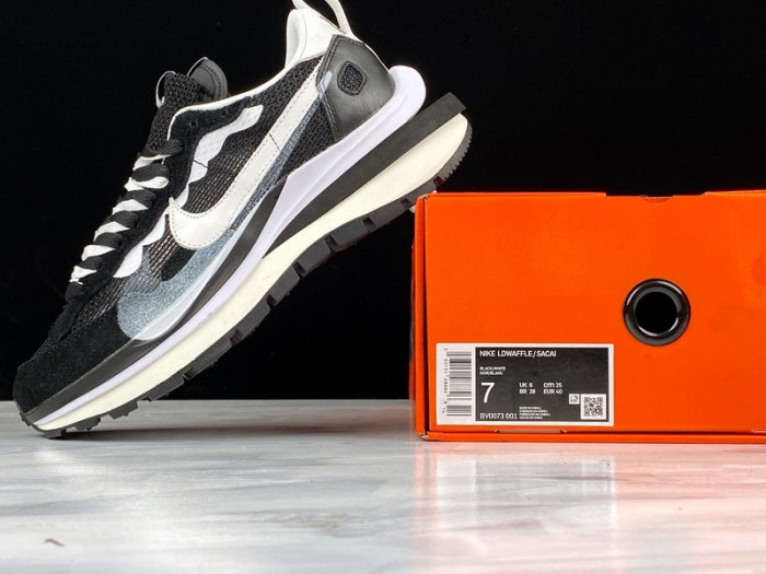 nike vaporwaffle sacai black white - cv1363-001