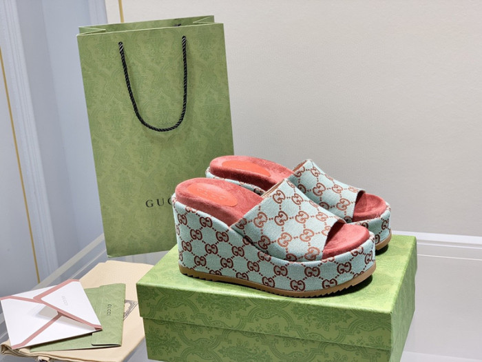 G*u*i slippers
