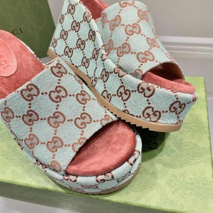 G*u*i slippers