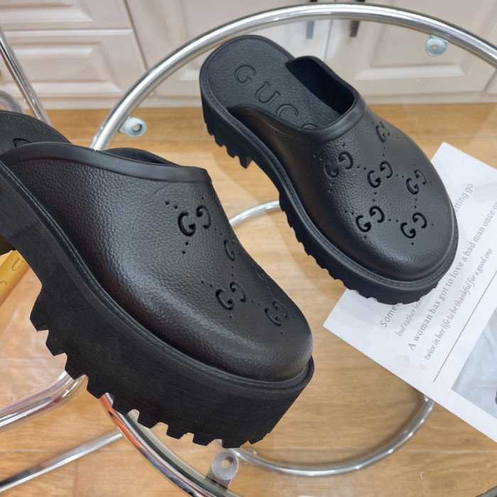 G*u*i slippers