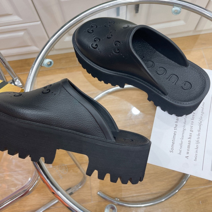 G*u*i slippers