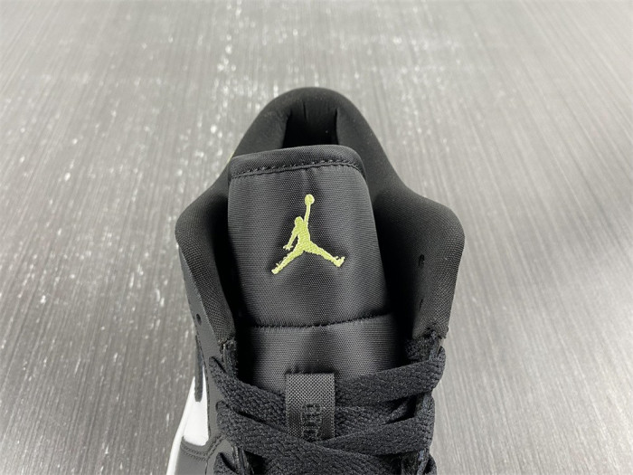 air jordan 1 low "vivid green snakeskin" dx4446-301
