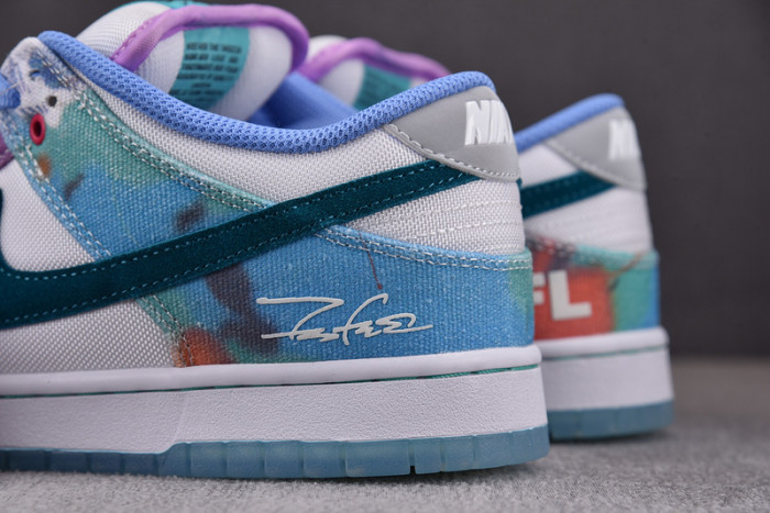 futura laboratories x nike sb dunk low hf6061-400