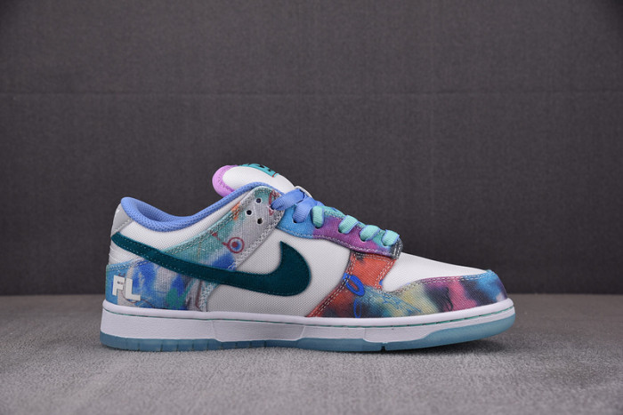 futura laboratories x nike sb dunk low hf6061-400