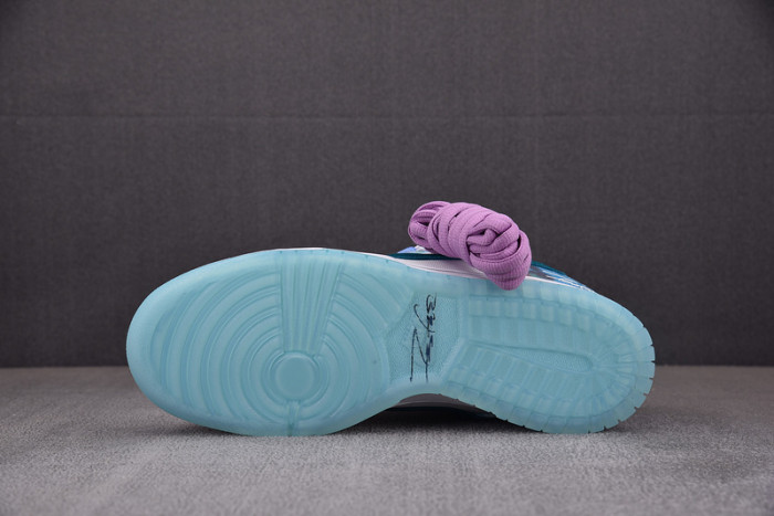 futura laboratories x nike sb dunk low hf6061-400