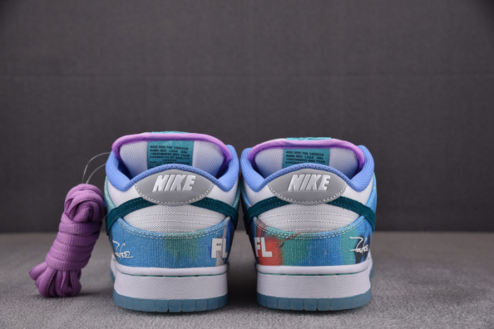 futura laboratories x nike sb dunk low hf6061-400