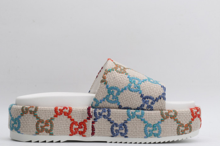 G*u*i slippers