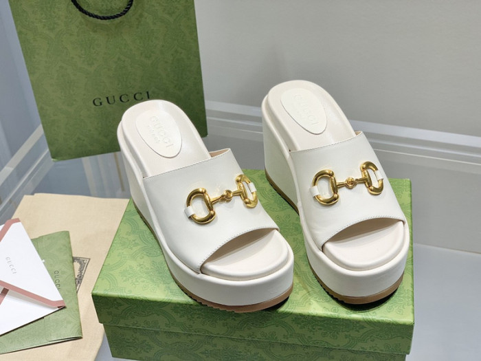 G*u*i slippers